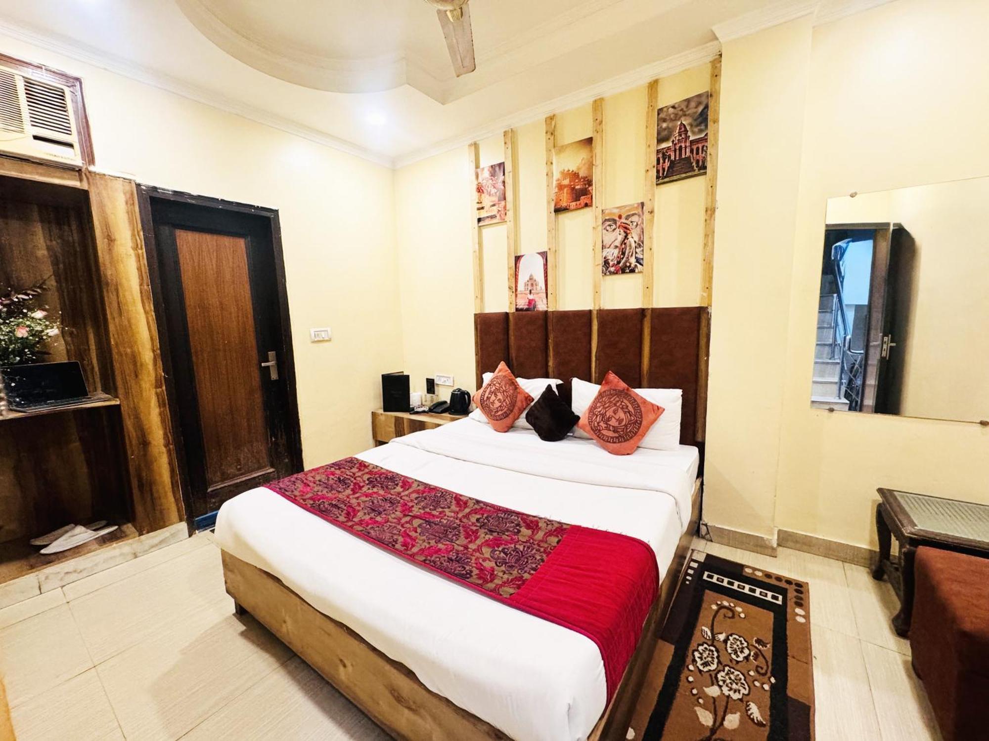 Jai Balaji, Paharganj, Railway Station Hotel